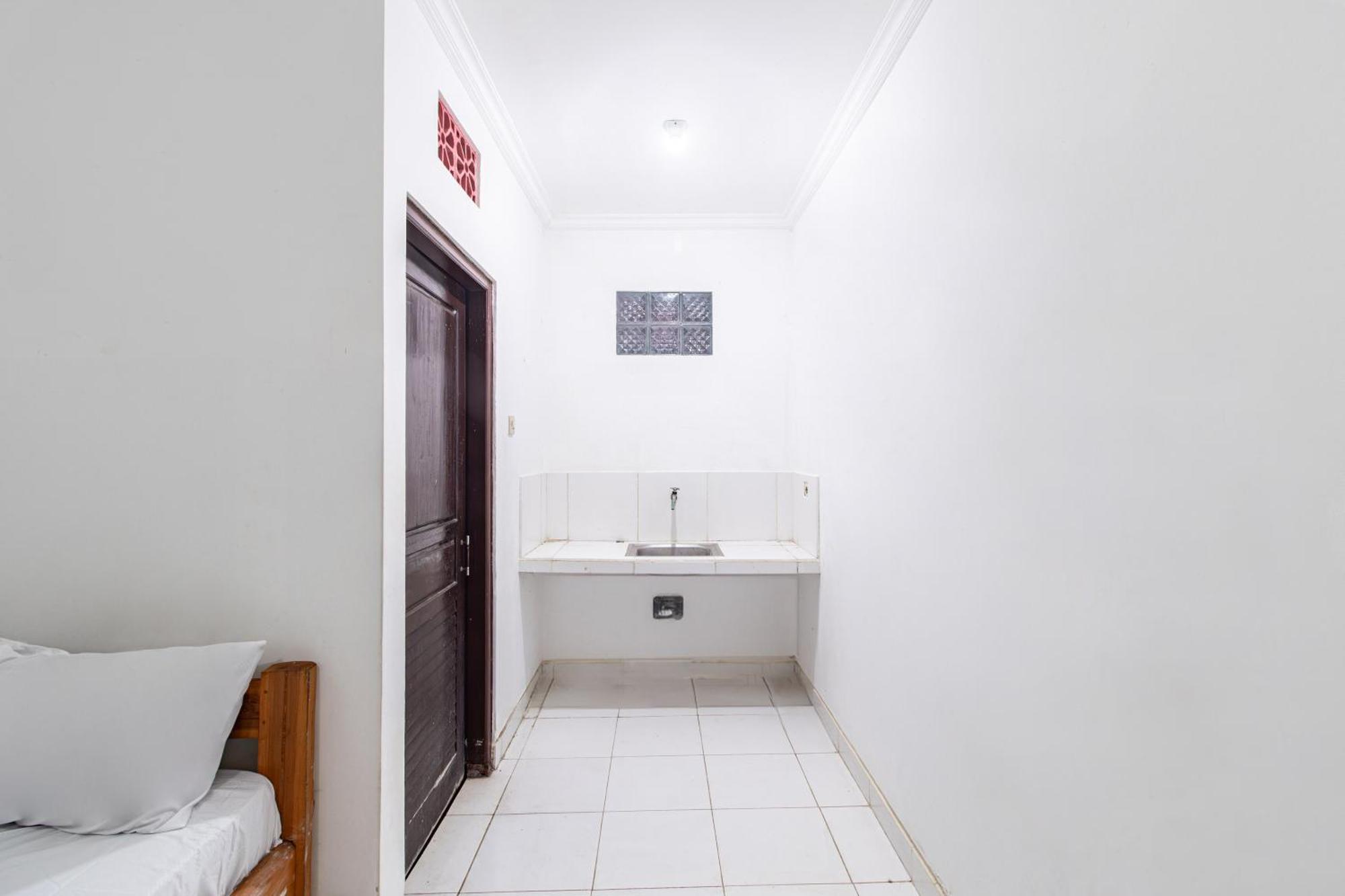 Oyo Life 93504 Kost Krisna Hotell Temukus Exteriör bild